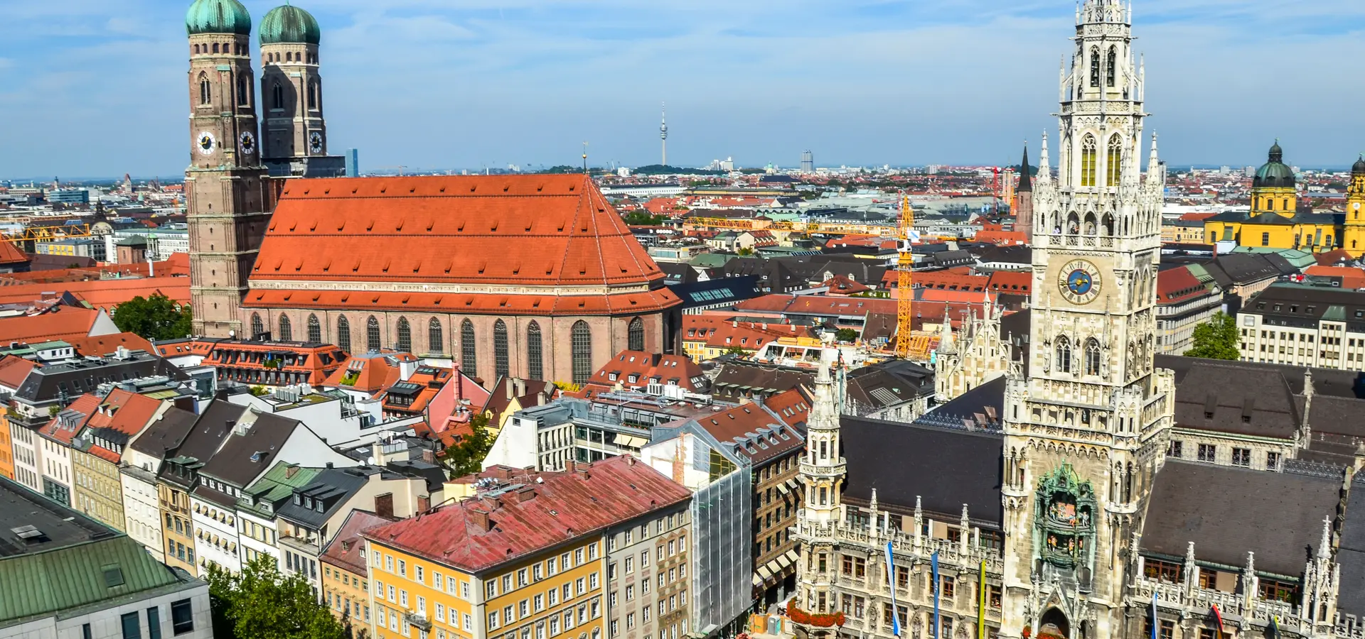 Blick über den Marienplatz mit Neuem Rathaus und Frauenkirche in München